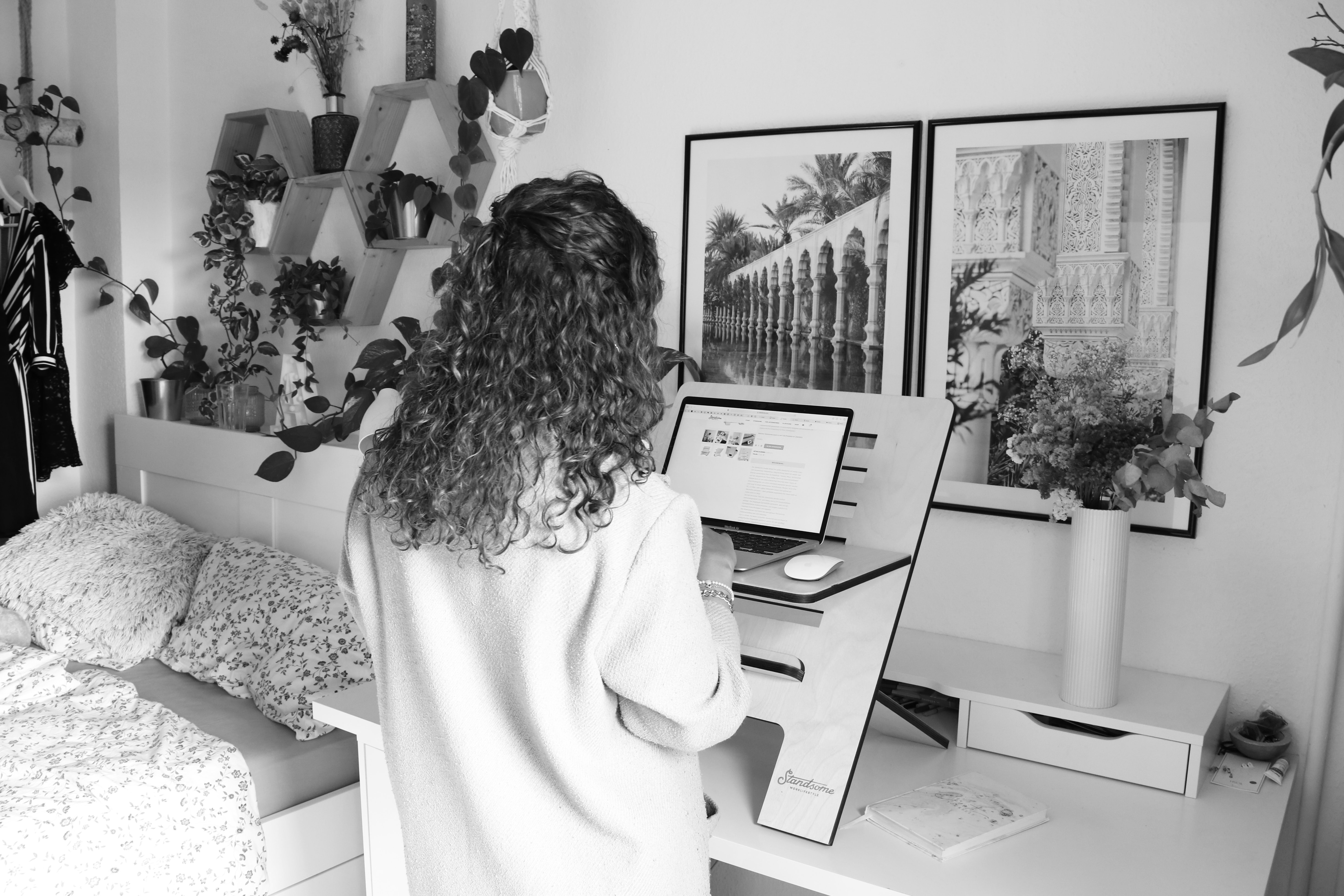 Female employee using Microsoft Defender to send email securely in the cloud with Azure.